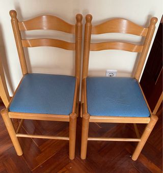 Mesa de comedor de madera con sillas