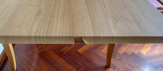 Mesa de comedor de madera con sillas
