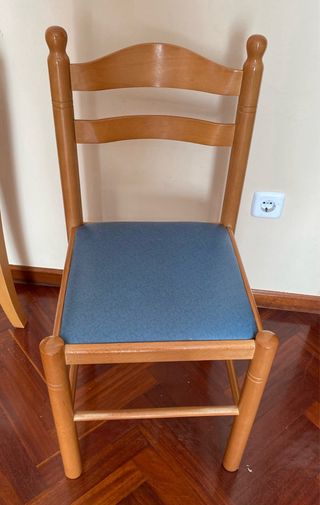 Mesa de comedor de madera con sillas