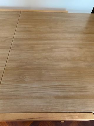 Mesa de comedor de madera con sillas