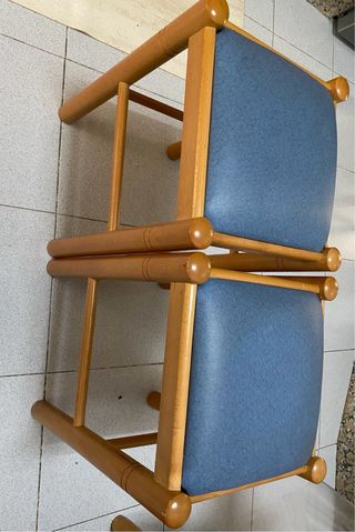 Mesa de comedor de madera con sillas