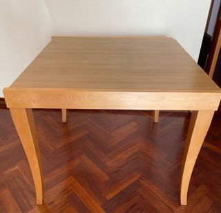 Mesa de comedor de madera con sillas