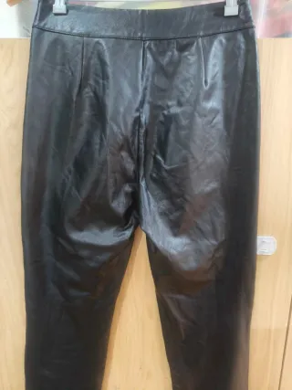 Pantalón polipiel negro