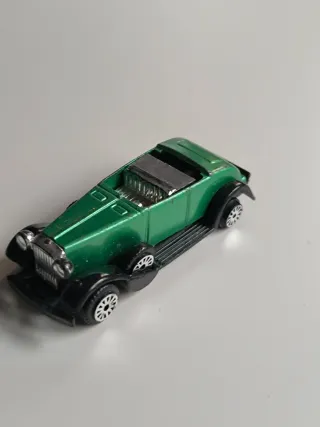 Coche a escala verde, clásico años 90