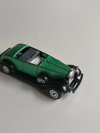 Coche a escala verde, clásico años 90