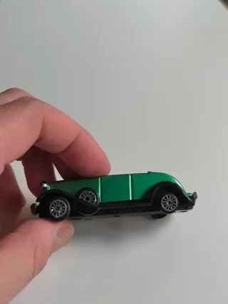 Coche a escala verde, clásico años 90