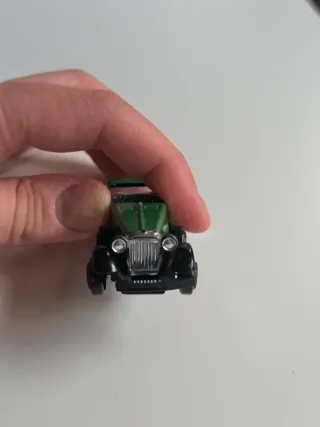 Coche a escala verde, clásico años 90