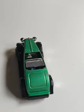 Coche a escala verde, clásico años 90