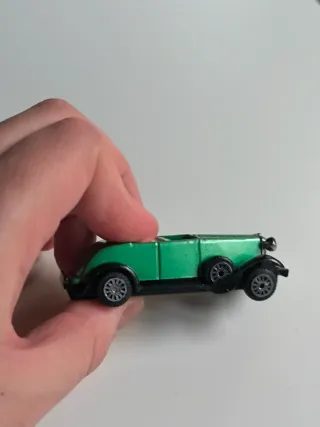 Coche a escala verde, clásico años 90