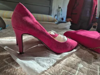 Zapatos tacón y bolso fucsia