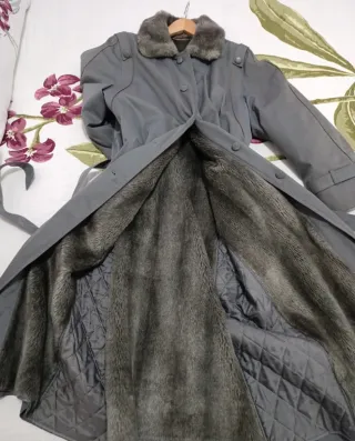 Abrigo gabardina gris con cuello de pelo