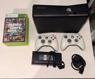 Xbox 360 con 2 mandos y 6 juegos