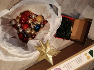 Árbol de Navidad y Adornos Dorados y Rojos