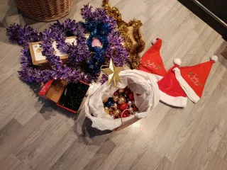 Árbol de Navidad y Adornos Dorados y Rojos