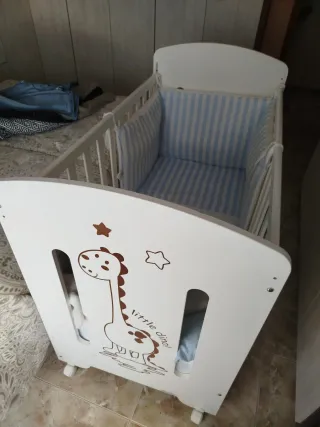 Cuna blanca con diseño de dinosaurio