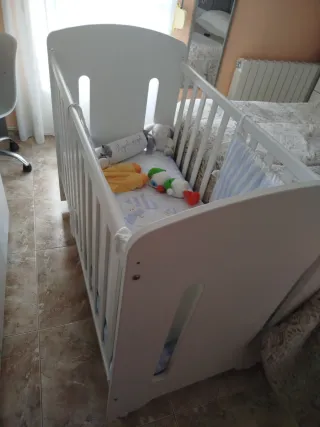 Cuna blanca con diseño de dinosaurio