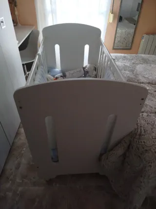 Cuna blanca con diseño de dinosaurio