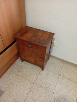 Mesilla noche madera maciza clásica