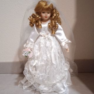 Muñeca de porcelana vintage