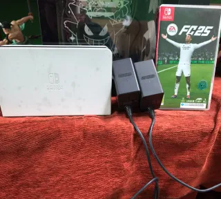 Nintendo Switch OLED + 2 Caricabatterie + FIFA 25