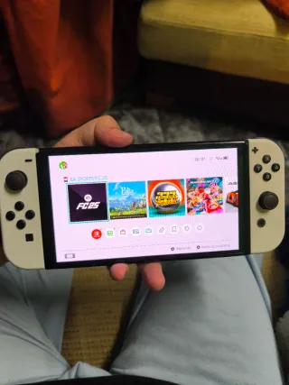 Nintendo Switch OLED + 2 Caricabatterie + FIFA 25