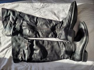 Botas altas de piel negras