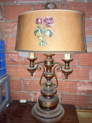 Lámpara de mesa antigua de madera y latón