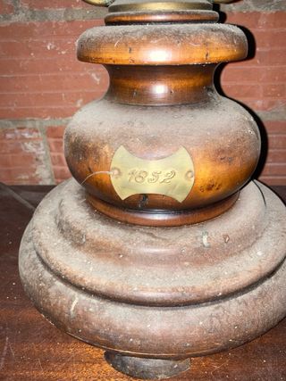 Lámpara de mesa antigua de madera y latón