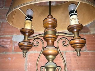 Lámpara de mesa antigua de madera y latón