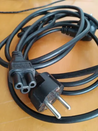 Cable HDMI, ordenador portátil y sobremesa, impres