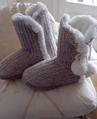 Ciabatte imbottite beige con pompon