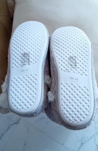 Ciabatte imbottite beige con pompon