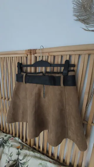 Falda de gamuza marrón con cinturón