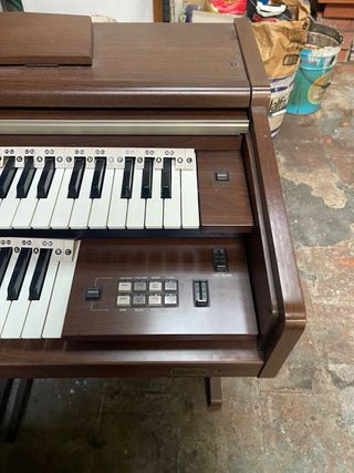 Piano electrónico de madera