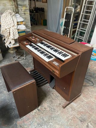 Piano electrónico de madera