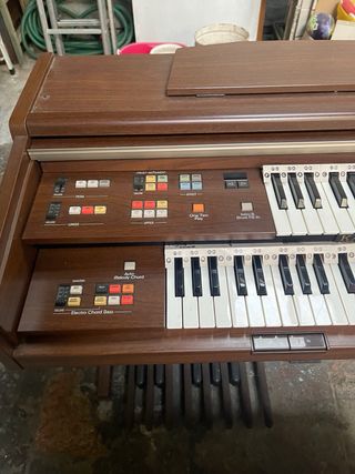 Piano electrónico de madera