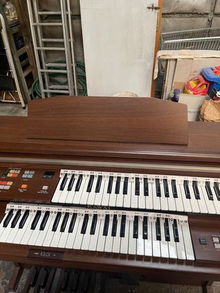 Piano electrónico de madera