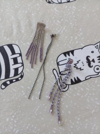 Pendientes largos plateados y morados