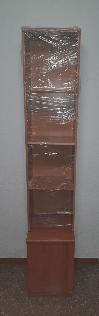 Estantería estrecha de madera en color marrón