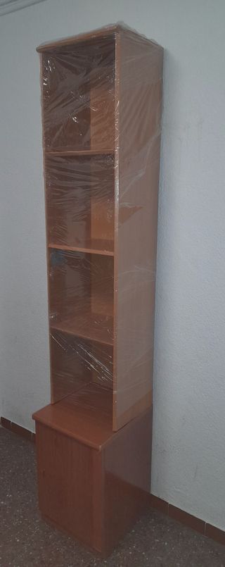 Estantería estrecha de madera en color marrón