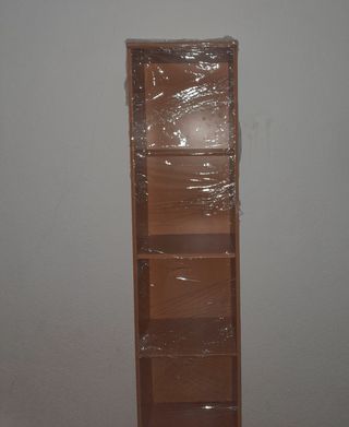 Estantería estrecha de madera en color marrón