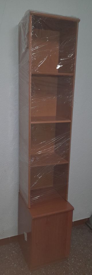 Estantería estrecha de madera en color marrón