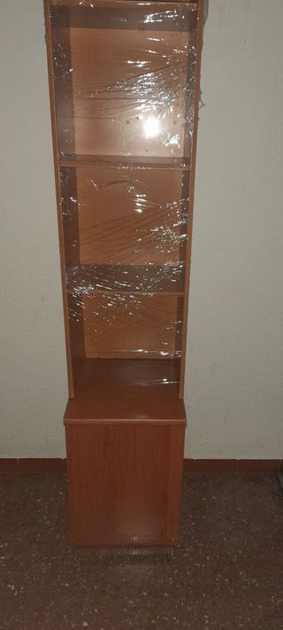 Estantería estrecha de madera en color marrón