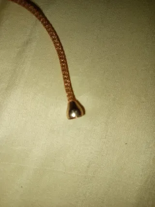 Collar dorado con adornos