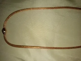 Collar dorado con adornos