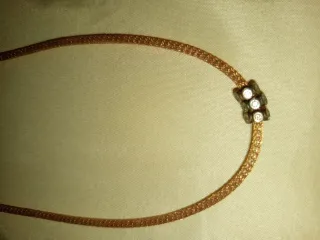 Collar dorado con adornos