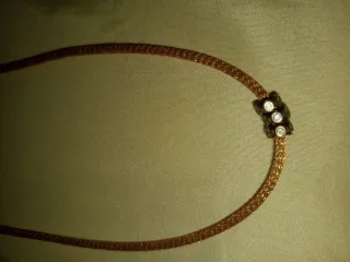 Collar dorado con adornos