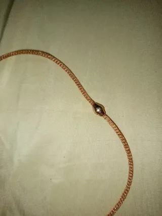 Collar dorado con adornos
