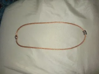 Collar dorado con adornos