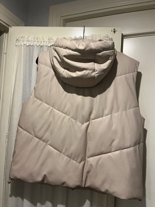 Pluma acolchado polipiel sin magas con capucha